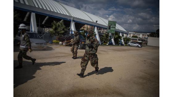 Miembros de las fuerzas especiales sanitarias del Ejército de Colombia durante el trabajo de limpieza y desinfección en las principales bases militares y batallones en Bogotá.  Foto: Juancho Torres - Anadolu