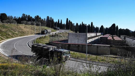Camiones del Ejército italiano transportan los ataúdes de las víctimas del coronavirus desde Bérgamo hasta el crematorio Trespiano, en Florencia, Italia. Foto: Carlo Bressan - Agencia Anadolu Camiones del Ejército italiano transportan los ataúdes de las víctimas del coronavirus desde Bérgamo hasta el crematorio Trespiano, en Florencia, Italia. Foto: Carlo Bressan - Agencia Anadolu