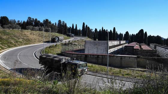 Camiones del Ejército italiano transportan los ataúdes de las víctimas del coronavirus desde Bérgamo hasta el crematorio Trespiano, en Florencia, Italia.  Foto: Carlo Bressan - Agencia Anadolu