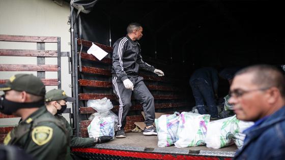 Las donaciones de alimentos y ayudas de primera necesidad fueron realizadas por algunos miembros de la Policía Nacional durante la cuarentena impuesta por el gobierno nacional como medida para evitar la propagación del Coronavirus en Bogotá.  Foto: Juancho Torres