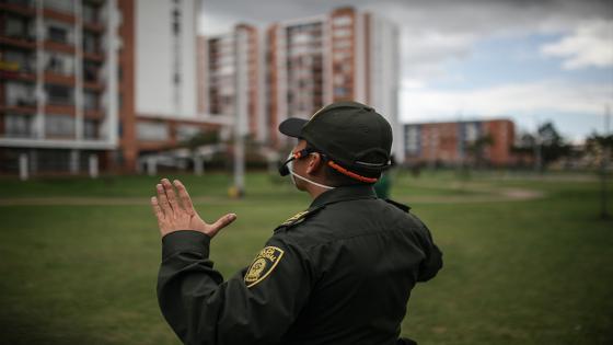 La Policía Nacional de Colombia realiza ejercicios de acondicionamiento físico y oraciones a cargo de sacerdotes para las personas que se quedan dentro de sus hogares con el objetivo de fomentar el ejercicio físico a las personas confinadas en cuarentena. Foto: Juancho Torres- Anadolu La Policía Nacional de Colombia realiza ejercicios de acondicionamiento físico y oraciones a cargo de sacerdotes para las personas que se quedan dentro de sus hogares con el objetivo de fomentar el ejercicio físico a las personas confinadas en cuarentena. Foto: Juancho Torres- Anadolu