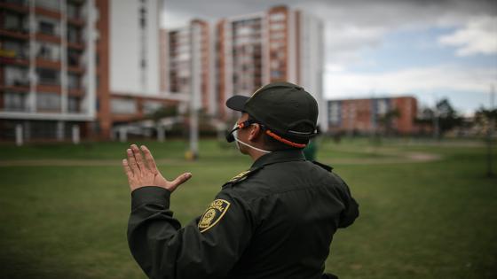 La Policía Nacional de Colombia realiza ejercicios de acondicionamiento físico y oraciones a cargo de sacerdotes para las personas que se quedan dentro de sus hogares con el objetivo de fomentar el ejercicio físico a las personas confinadas en cuarentena.  Foto: Juancho Torres- Anadolu 