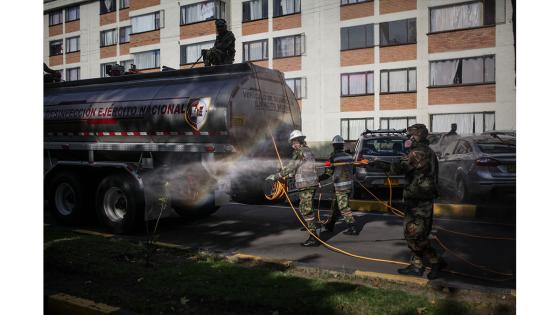 Miembros de las fuerzas especiales sanitarias del Ejército de Colombia durante el trabajo de limpieza y desinfección en las principales bases militares y batallones en Bogotá.  Foto: Juancho Torres - Anadolu