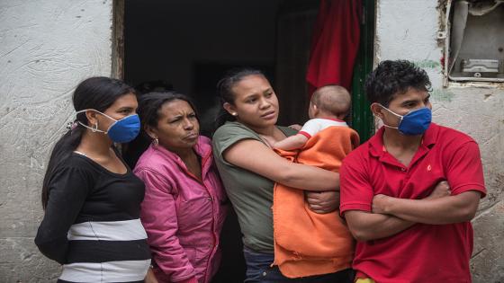 Las donaciones de alimentos y ayudas de primera necesidad fueron realizadas por algunos miembros de la Policía Nacional durante la cuarentena impuesta por el gobierno nacional como medida para evitar la propagación del Coronavirus en Bogotá. Foto: Juancho Torres Las donaciones de alimentos y ayudas de primera necesidad fueron realizadas por algunos miembros de la Policía Nacional durante la cuarentena impuesta por el gobierno nacional como medida para evitar la propagación del Coronavirus en Bogotá. Foto: Juancho Torres