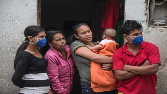 Las donaciones de alimentos y ayudas de primera necesidad fueron realizadas por algunos miembros de la Policía Nacional durante la cuarentena impuesta por el gobierno nacional como medida para evitar la propagación del Coronavirus en Bogotá.  Foto: Juancho Torres