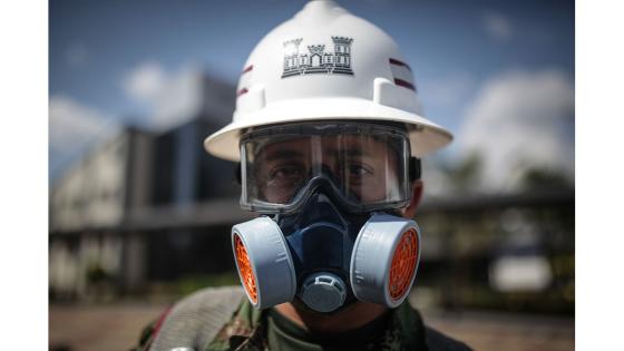 Miembros de las fuerzas especiales sanitarias del Ejército de Colombia durante el trabajo de limpieza y desinfección en las principales bases militares y batallones en Bogotá.  Foto: Juancho Torres - Anadolu