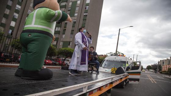 La Policía Nacional de Colombia realiza ejercicios de acondicionamiento físico y oraciones a cargo de sacerdotes para las personas que se quedan dentro de sus hogares con el objetivo de fomentar el ejercicio físico a las personas confinadas en cuarentena.  Foto: Juancho Torres- Anadolu 