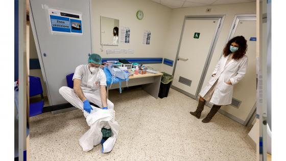 Así es un día de trabajo en la unidad de cuidados intensivos de un hospital.  Foto: Riccardo De Luca - Agencia Anadolu