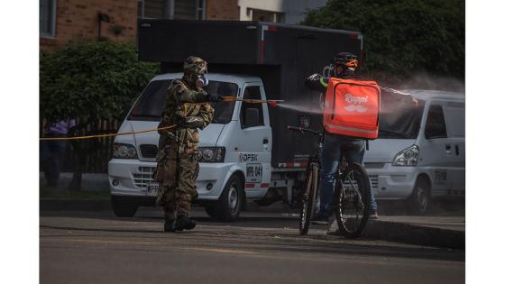 Miembros de las fuerzas especiales sanitarias del Ejército de Colombia durante el trabajo de limpieza y desinfección en las principales bases militares y batallones en Bogotá.  Foto: Juancho Torres - Anadolu