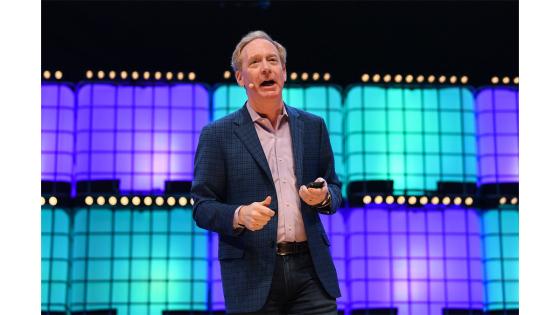 Brad Smith presidente de Microsoft hizo una donación de más de un millón de dólares.