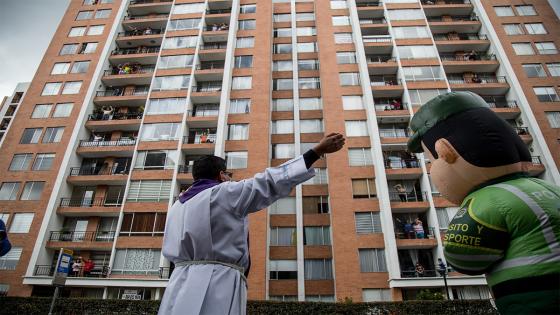 La Policía Nacional de Colombia realiza ejercicios de acondicionamiento físico y oraciones a cargo de sacerdotes para las personas que se quedan dentro de sus hogares con el objetivo de fomentar el ejercicio físico a las personas confinadas en cuarentena.  Foto: Juancho Torres- Anadolu 