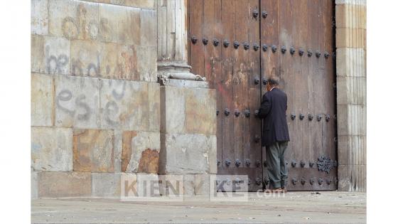 Algunos feligreses llegaron hasta las puertas de la iglesia a pesar de la cuarentena.  Foto: Andrés Lozano/ KienyKe.com
