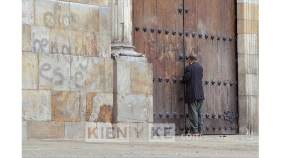 Algunos feligreses llegaron hasta las puertas de la iglesia a pesar de la cuarentena. Foto: Andrés Lozano/ KienyKe.com Algunos feligreses llegaron hasta las puertas de la iglesia a pesar de la cuarentena. Foto: Andrés Lozano/ KienyKe.com