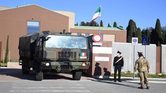 Camiones del Ejército italiano transportan los ataúdes de las víctimas del coronavirus desde Bérgamo hasta el crematorio Trespiano, en Florencia, Italia.  Foto: Carlo Bressan - Agencia Anadolu