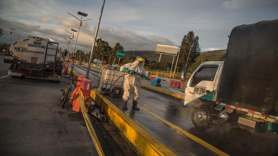 Un trabajador desinfecta los vehículos que quieren ingresar a la capital del país, durante el periodo de cuarentena impuesta para frenar la propagación de Coronavirus.  Foto: Juancho Torres/ Anadolu