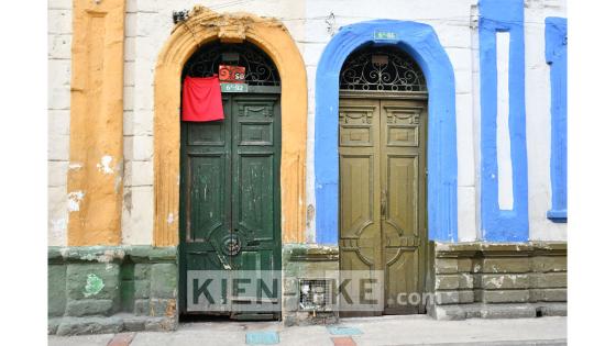 Desde comienzos de abril, la cantidad de trapos rojos en las casas de los barrios más humildes de Bogotá se multiplicó, obligando a que el código se comenzara a aplicar de forma 'oficial' para identificar a quienes requerían la asistencia estatal.  Foto: Andrés Lozano/ KienyKe.com