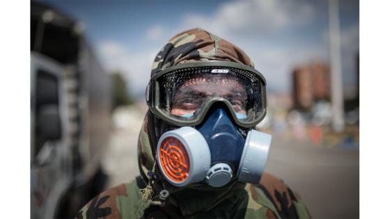 Miembros de las fuerzas especiales sanitarias del Ejército de Colombia durante el trabajo de limpieza y desinfección en las principales bases militares y batallones en Bogotá