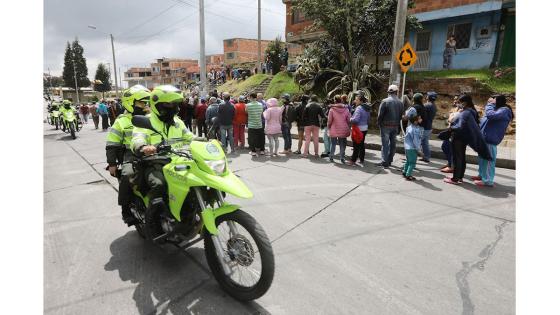 Decenas de personas se "tomaron" la alcaldía local para exigirle al gobierno que entregue con rapidez las ayudas que prometió para los más desfavorecidos durante la cuarentena.  Foto: Carlos Ortega - EFE 