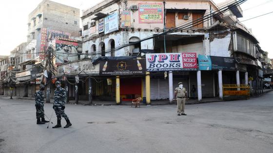 Oficiales de policía de Nueva Delhi empuñan su bastón contra personas que han roto las reglas del aislamiento nacional decretado por India dpara limitar la propagación del Coronavirus.