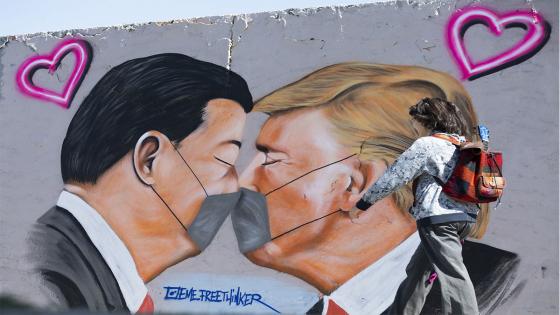 El presidente de EEUU, Donald Trump, y el presidente de la República de China, Xi Jinping, fueron dibujados en un graffiti besándose con máscaras médicas, en alusión al famoso mural de Leonid Brezhnev y Erich Honecker.  Foto: Abdulhamid Hoşbaş