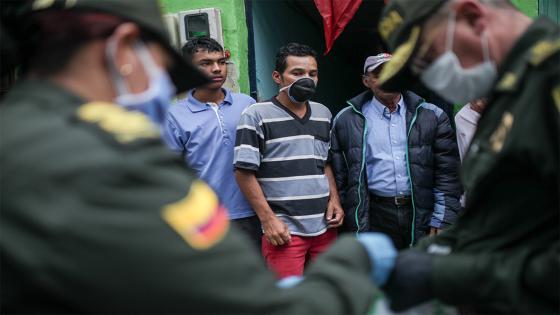 Las donaciones de alimentos y ayudas de primera necesidad fueron realizadas por algunos miembros de la Policía Nacional durante la cuarentena impuesta por el gobierno nacional como medida para evitar la propagación del Coronavirus en Bogotá. Foto: Juancho Torres Las donaciones de alimentos y ayudas de primera necesidad fueron realizadas por algunos miembros de la Policía Nacional durante la cuarentena impuesta por el gobierno nacional como medida para evitar la propagación del Coronavirus en Bogotá. Foto: Juancho Torres