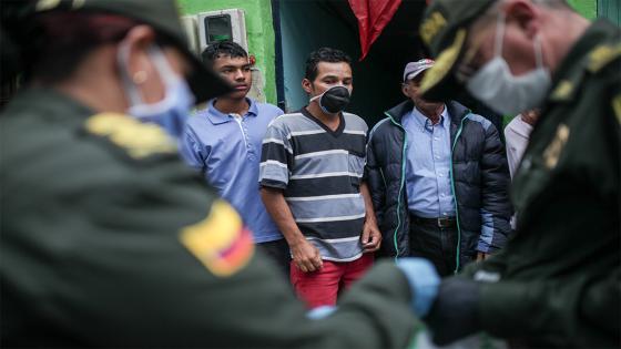 Las donaciones de alimentos y ayudas de primera necesidad fueron realizadas por algunos miembros de la Policía Nacional durante la cuarentena impuesta por el gobierno nacional como medida para evitar la propagación del Coronavirus en Bogotá.  Foto: Juancho Torres