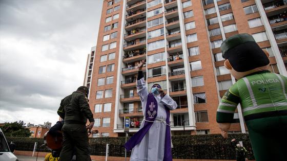 La Policía Nacional de Colombia realiza ejercicios de acondicionamiento físico y oraciones a cargo de sacerdotes para las personas que se quedan dentro de sus hogares con el objetivo de fomentar el ejercicio físico a las personas confinadas en cuarentena.  Foto: Juancho Torres- Anadolu 