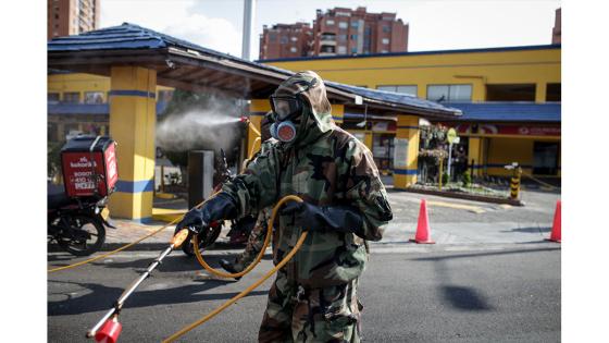 Miembros de las fuerzas especiales sanitarias del Ejército de Colombia durante el trabajo de limpieza y desinfección en las principales bases militares y batallones en Bogotá.  Foto: Juancho Torres - Anadolu
