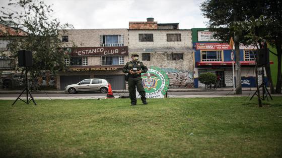 La Policía Nacional de Colombia realiza ejercicios de acondicionamiento físico y oraciones a cargo de sacerdotes para las personas que se quedan dentro de sus hogares con el objetivo de fomentar el ejercicio físico a las personas confinadas en cuarentena.  Foto: Juancho Torres- Anadolu 