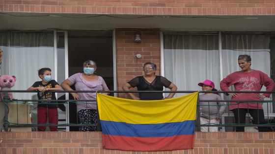 La Policía Nacional de Colombia realiza ejercicios de acondicionamiento físico y oraciones a cargo de sacerdotes para las personas que se quedan dentro de sus hogares con el objetivo de fomentar el ejercicio físico a las personas confinadas en cuarentena.  Foto: Juancho Torres- Anadolu 