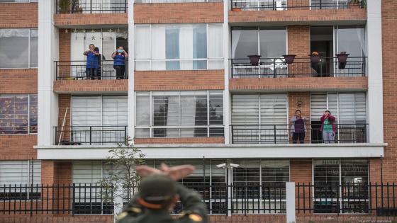 La Policía Nacional de Colombia realiza ejercicios de acondicionamiento físico y oraciones a cargo de sacerdotes para las personas que se quedan dentro de sus hogares con el objetivo de fomentar el ejercicio físico a las personas confinadas en cuarentena.  Foto: Juancho Torres- Anadolu 