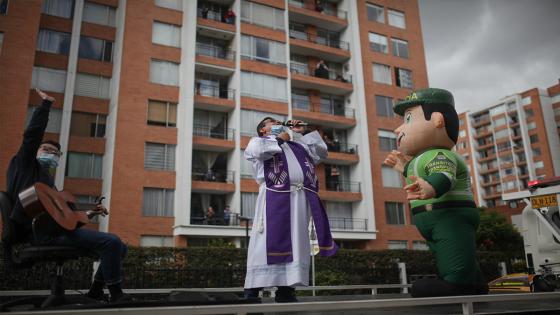 La Policía Nacional de Colombia realiza ejercicios de acondicionamiento físico y oraciones a cargo de sacerdotes para las personas que se quedan dentro de sus hogares con el objetivo de fomentar el ejercicio físico a las personas confinadas en cuarentena.  Foto: Juancho Torres- Anadolu 