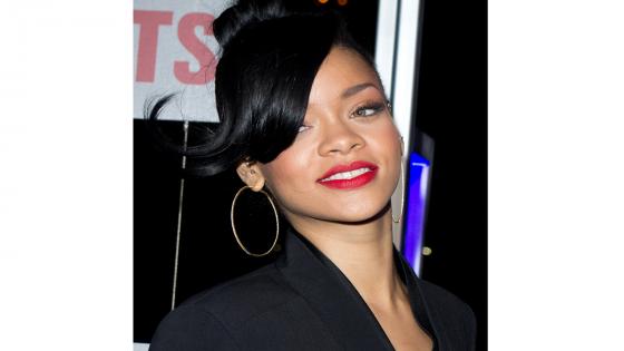 La popular cantante Rihanna hizo una donación de cinco millones de dólares para la lucha contra el coronavirus.