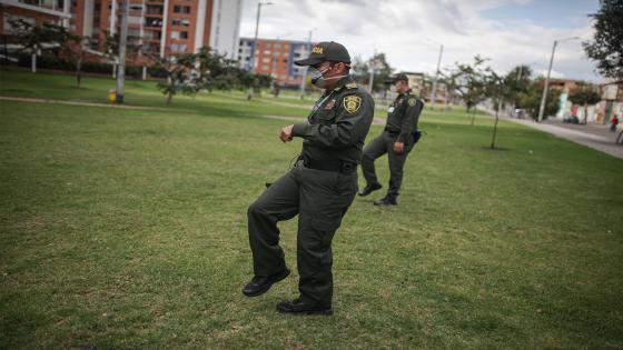 La Policía Nacional de Colombia realiza ejercicios de acondicionamiento físico y oraciones a cargo de sacerdotes para las personas que se quedan dentro de sus hogares con el objetivo de fomentar el ejercicio físico a las personas confinadas en cuarentena.  Foto: Juancho Torres- Anadolu 