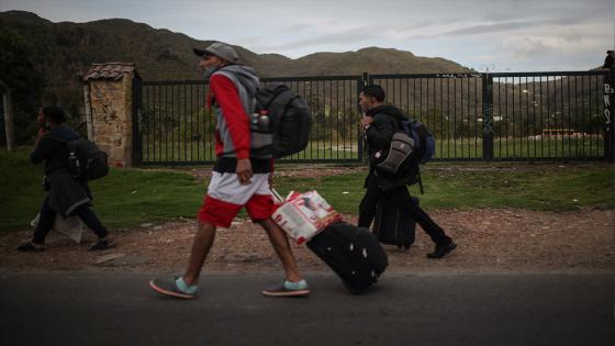 Cientos de venezolanos regresan a pie a su país expulsados de su hogar adoptivo después de que se declaró una cuarentena para contener el coronavirus.  Foto: Juancho Torres/ Anadolu