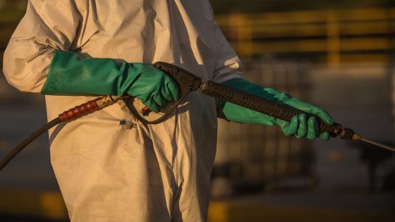 Un trabajador desinfecta los vehículos que quieren ingresar a la capital del país, durante el periodo de cuarentena impuesta para frenar la propagación de Coronavirus.  Foto: Juancho Torres/ Anadolu