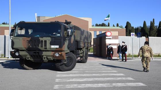 Camiones del Ejército italiano transportan los ataúdes de las víctimas del coronavirus desde Bérgamo hasta el crematorio Trespiano, en Florencia, Italia.  Foto: Carlo Bressan - Agencia Anadolu