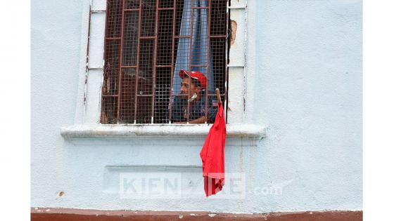 Desde comienzos de abril, la cantidad de trapos rojos en las casas de los barrios más humildes de Bogotá se multiplicó, obligando a que el código se comenzara a aplicar de forma 'oficial' para identificar a quienes requerían la asistencia estatal.  Foto: Andrés Lozano/ KienyKe.com