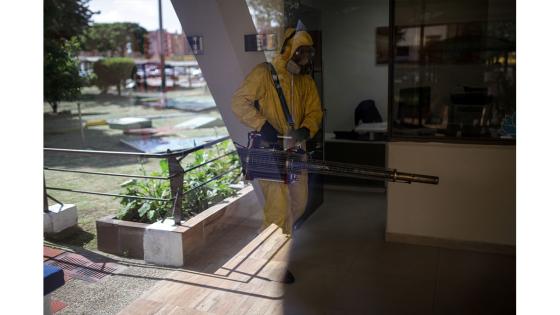 Miembros de las fuerzas especiales sanitarias del Ejército de Colombia durante el trabajo de limpieza y desinfección en las principales bases militares y batallones en Bogotá.  Foto: Juancho Torres - Anadolu