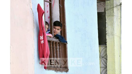 Así fue la entrega de ayudas a familias en el barrio Las Cruces.  Foto: Andrés Lozano