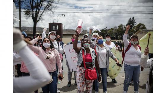 os manifestantes exigen que el gobierno del presidente, Iván Duque, tome medidas urgentes para evitar un contagio masivo por la pandemia de la COVID-19 en los centros penitenciarios 