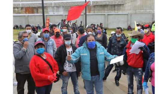 Decenas de personas se "tomaron" la alcaldía local para exigirle al gobierno que entregue con rapidez las ayudas que prometió para los más desfavorecidos durante la cuarentena.  Foto: Carlos Ortega - EFE 