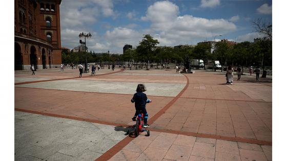 Varios niños menores de 14 años acompañados de adultos salieron a las calles de Madrid por primera vez desde el 14 de marzo, en medio de la pandemia del Coronavirus.  Foto: Burak Akbulut - Anadolu