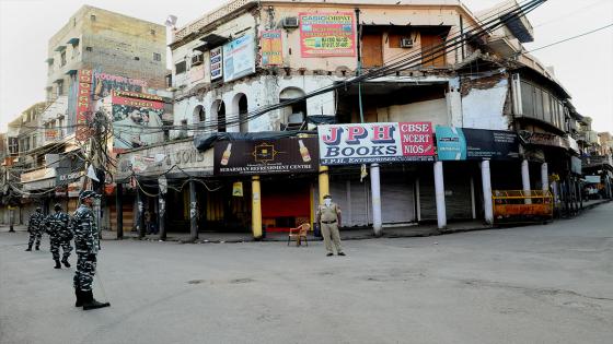 Oficiales de policía de Nueva Delhi empuñan su bastón contra personas que han roto las reglas del aislamiento nacional decretado por India dpara limitar la propagación del Coronavirus.  Foto: İmtiyaz Khan/ Anadolu