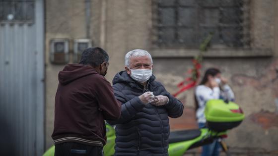 Las donaciones de alimentos y ayudas de primera necesidad fueron realizadas por algunos miembros de la Policía Nacional durante la cuarentena impuesta por el gobierno nacional como medida para evitar la propagación del Coronavirus en Bogotá. Foto: Juancho Torres Las donaciones de alimentos y ayudas de primera necesidad fueron realizadas por algunos miembros de la Policía Nacional durante la cuarentena impuesta por el gobierno nacional como medida para evitar la propagación del Coronavirus en Bogotá. Foto: Juancho Torres