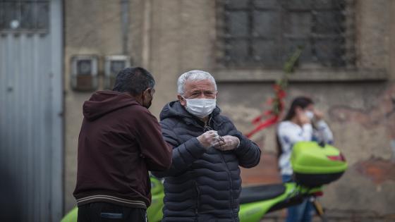 Las donaciones de alimentos y ayudas de primera necesidad fueron realizadas por algunos miembros de la Policía Nacional durante la cuarentena impuesta por el gobierno nacional como medida para evitar la propagación del Coronavirus en Bogotá.  Foto: Juancho Torres