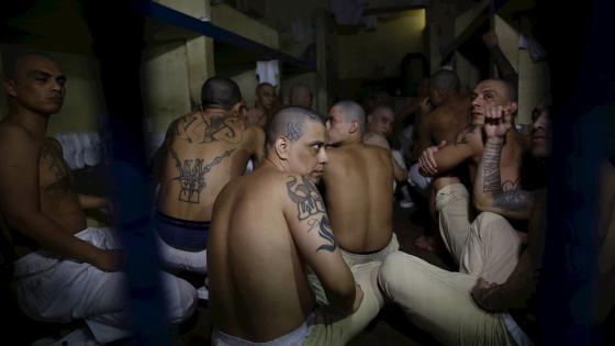 Las pandillas de El Salvador pusieron este fin de semana en aprietos las medidas de combate al Coronavirus y la estrategia de seguridad del Gobierno al perpetrar al menos 32 asesinatos en una muestra de fuerza y control del territorio característico de estas bandas.   Foto: Rodrigo Sura - EFE 