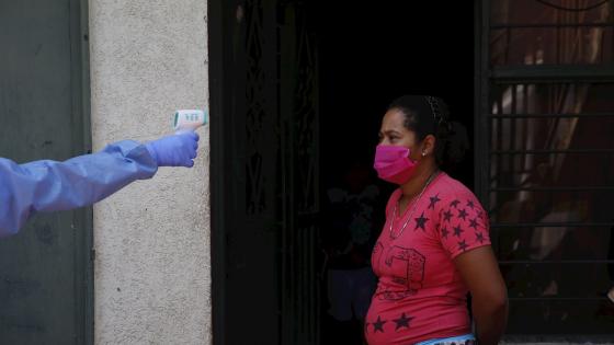 La secretaría de salud de Cali ha identificado 8 zonas de la ciudad de alto riesgo de contagio, donde se realizan estos tamizajes puerta a puerta.   Foto:  Ernesto Guzmán Jr
