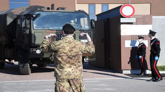 Camiones del Ejército italiano transportan los ataúdes de las víctimas del coronavirus desde Bérgamo hasta el crematorio Trespiano, en Florencia, Italia.  Foto: Carlo Bressan - Agencia Anadolu