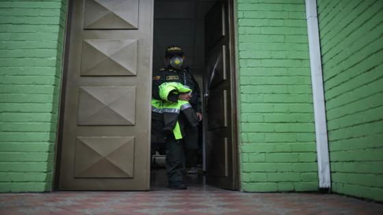 La Policía Nacional de Colombia realiza ejercicios de acondicionamiento físico y oraciones a cargo de sacerdotes para las personas que se quedan dentro de sus hogares con el objetivo de fomentar el ejercicio físico a las personas confinadas en cuarentena.  Foto: Juancho Torres- Anadolu 